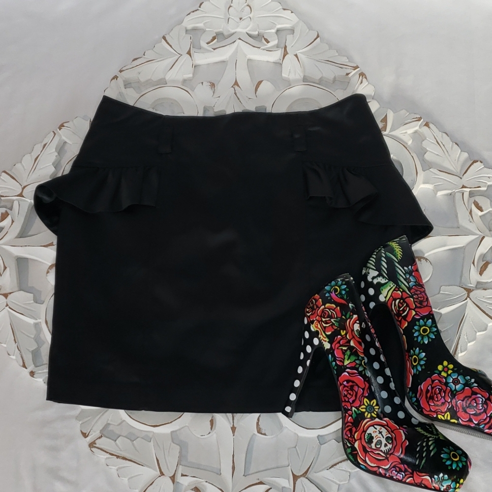 Sans Souci Hot black satin mini ruffle skirt Medium